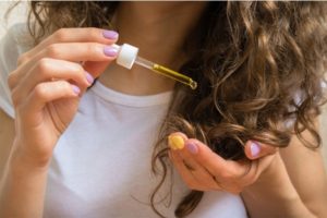 Czy warto używać olejek rycynowy na włosy?